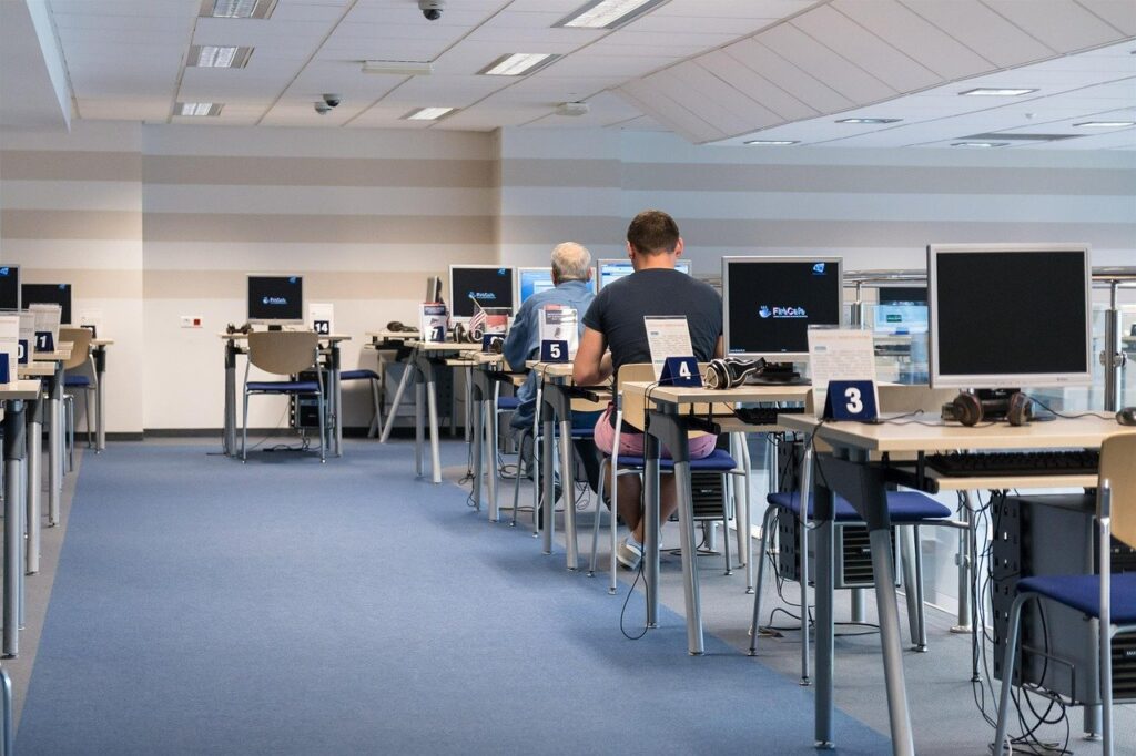 Sala komputerowa w bibliotece Gręboszów